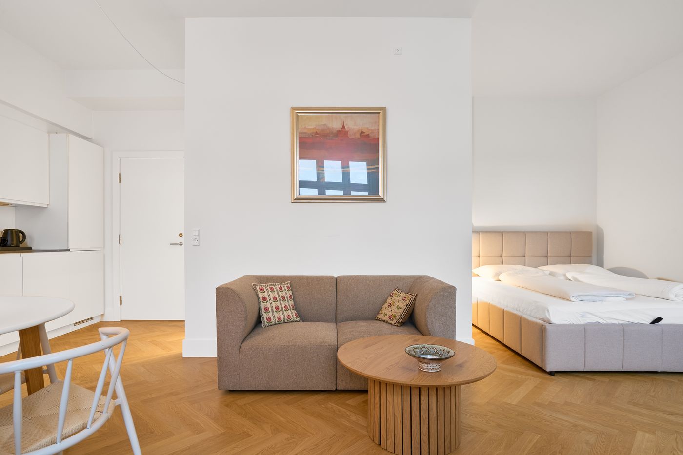 Living area in a furnished serviced apartment in Odense